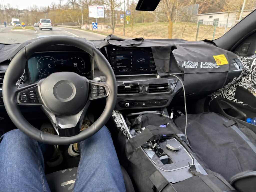 Hinter Stoffbahnen und Abdeckungen verbirgt sich die Technik von morgen: Ein Blick ins Cockpit eines getarnten Prototyps. KI-generiertes Bild, erstellt mit ChatGPT/DALL-E.